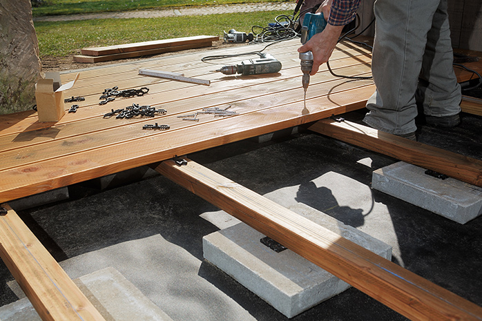 Construire soi-même une terrasse en bois : avec un peu d'habileté, le montage est une réussite
