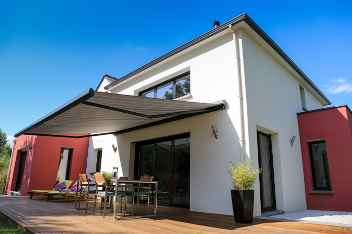 Protection solaire pour terrasse en WPC avec auvent

