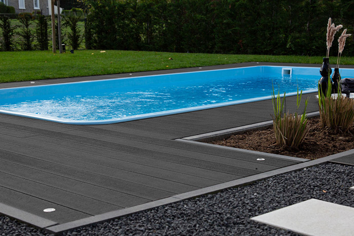 Des lames de terrasse en WPC pour entourer la piscine
