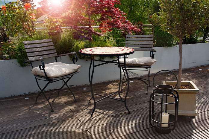 Des meubles rustiques rendent une terrasse méditerranéenne particulièrement accueillante
