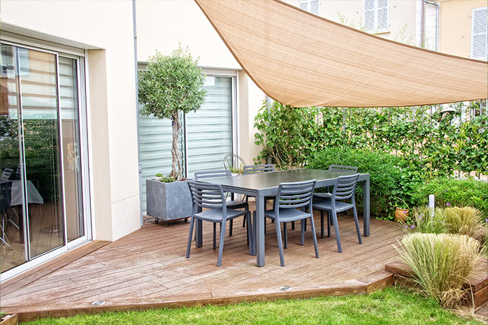 Même une petite terrasse peut être aménagée confortablement sans surcharge
