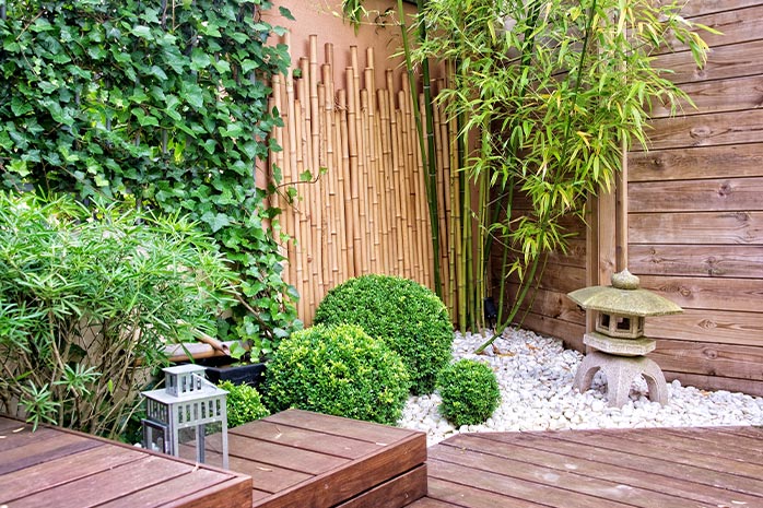 Le style d'aménagement d'une terrasse asiatique se limite à l'essentiel.
