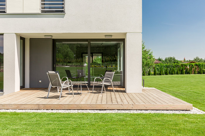 Profitez de la vue sur votre propre terrasse en bois après le travail