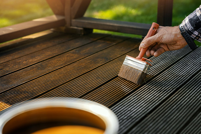 Huilez soigneusement le bois de Bankirai pour le protéger des intempéries et de la saleté - Photo : ronstik / iStock.com