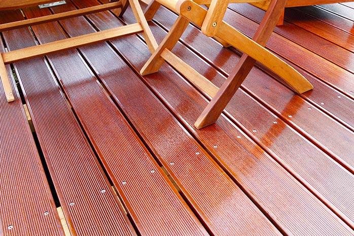 Nettoyée régulièrement, une terrasse en Bankirai reste belle longtemps - Photo : fotoknips / stock.adobe.com