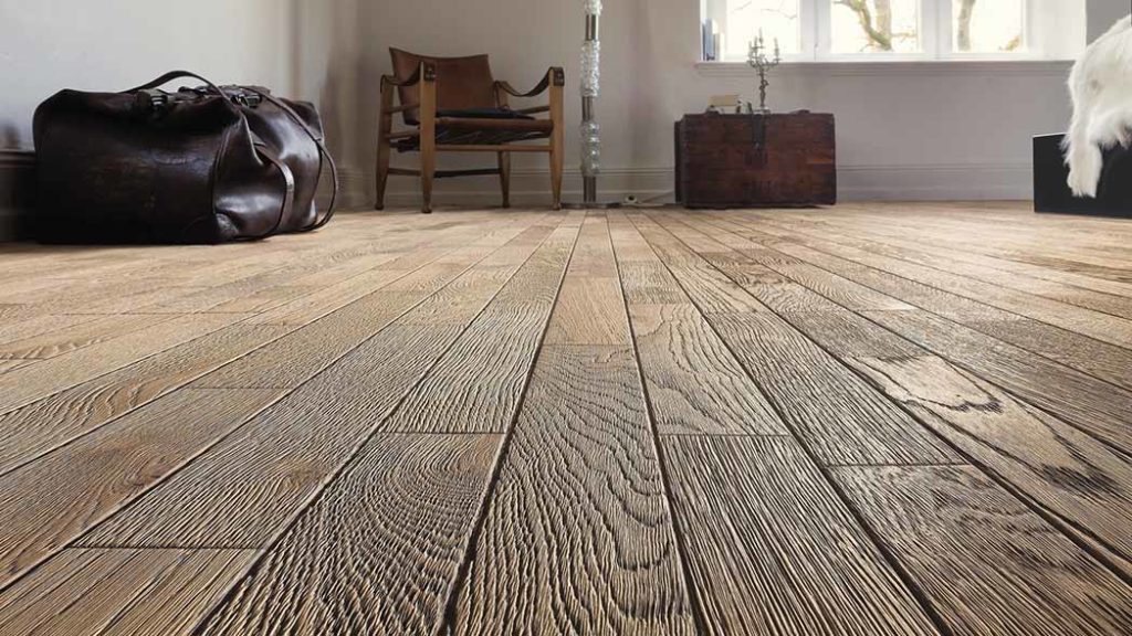 Un parquet massif dégage une atmosphère chaleureuse et est naturellement agréable pour les pieds.